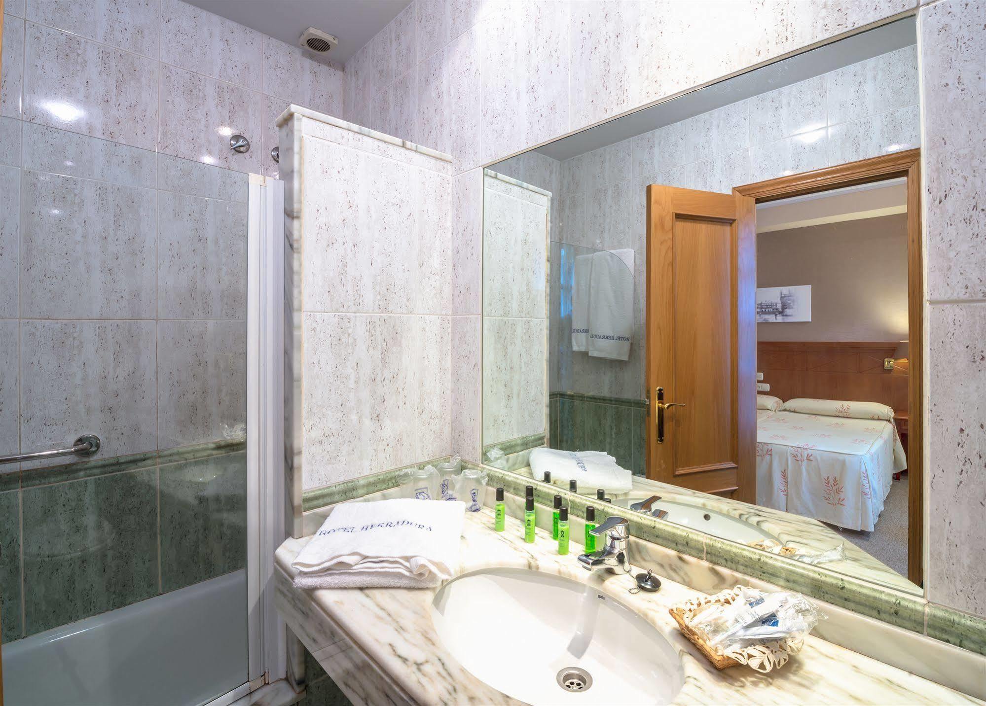 Hotel Herradura Сантяго де Компостела Екстериор снимка